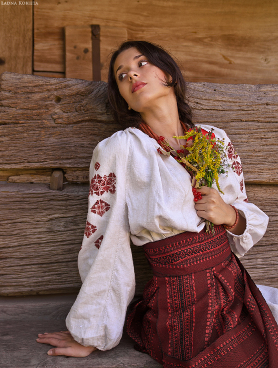 Girls in Slavic costumes in Kiev