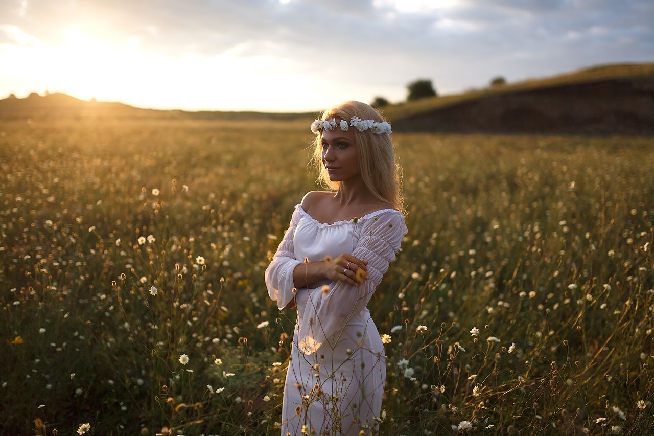 Girls in Slavic costumes in Kiev