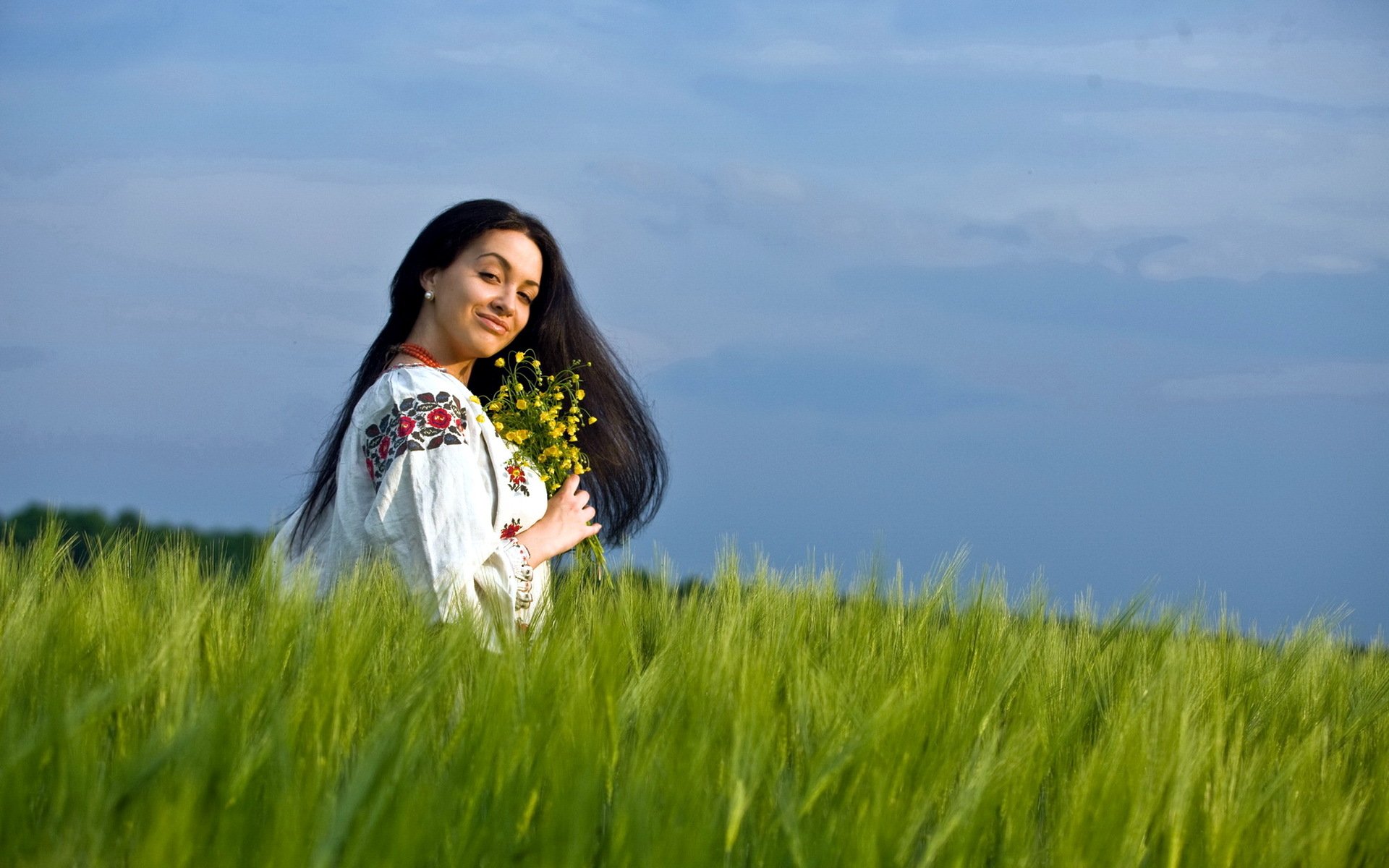 Girls in Slavic costumes in Kiev