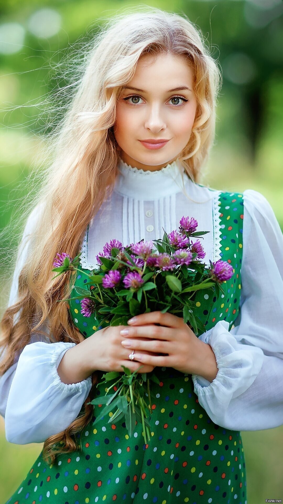 Girls in Slavic costumes in Kiev